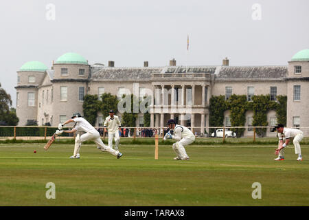 Viste generali di Chichester Cricket Club giocare al loro nuovo terreno di fronte a casa di Goodwood, Chichester, West Sussex, Regno Unito. Foto Stock