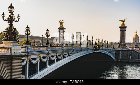 Alba contro la luce sulla bella Pont Alexandre III in Parigi Francia Foto Stock