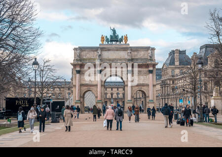 Parigi, Francia - 17.01.2019: Arc de triomphe du Carrousel: arco trionfale situato tra le Tuileries e il Louvre di Parigi Foto Stock