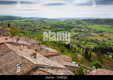 Vista sui tetti della città di tipica campagna Toscana, Montepulciano in provincia di Siena, Toscana, Italia, Europa Foto Stock