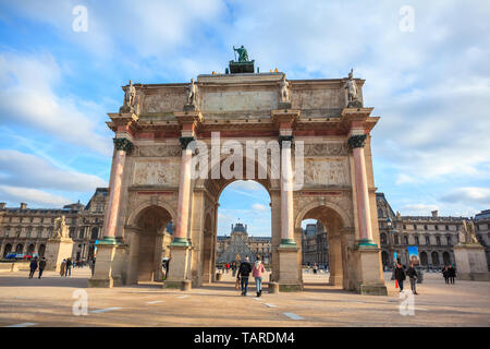 Parigi, Francia - 16.01.2019: Arc de triomphe du Carrousel: arco trionfale situato tra le Tuileries e il Louvre di Parigi Foto Stock