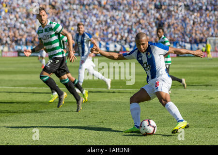 Maggio 25, 2019. Oeiras, Portogallo. Porto di avanti da Argelia Yacine Brahimi (8) in azione durante il gioco Sporting CP vs FC Porto © Alexandre de Sousa/Alamy Live News Foto Stock