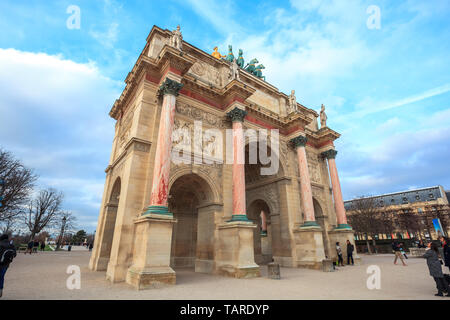 Parigi, Francia - 16.01.2019: Arc de triomphe du Carrousel: arco trionfale situato tra le Tuileries e il Louvre di Parigi Foto Stock