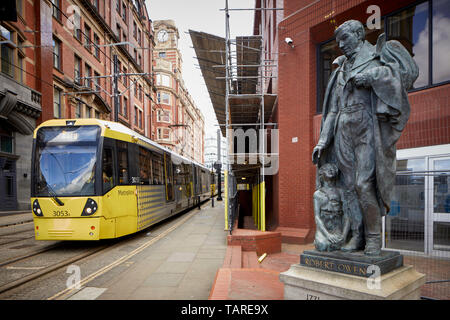 Statua commemora socialista Robert Owen a Manchester, nella parte anteriore della cooperativa Banca. Una copia di quello eretto in Owen i natali, Newtown ho Foto Stock