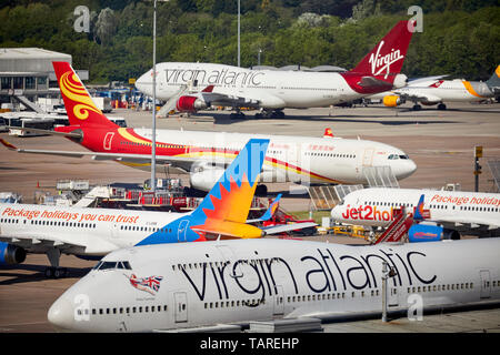 MANCHESTER AIRPORT TERMINAL 2 piazzole remote in aeroporto con Fiddlers Ferry power station all'orizzonte Foto Stock