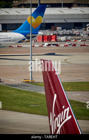 MANCHESTER AIRPORT TERMINAL 2 vergine e di coda un Thomas Cook passando di coda Foto Stock