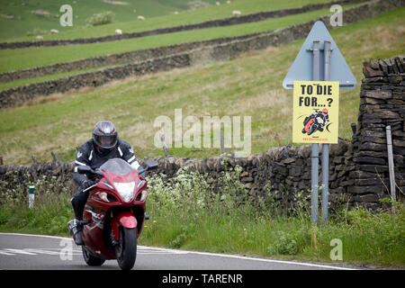 A57 snake pass in Glossop, Derbyshire strada pericolosa cartello di avviso per i motociclisti a morire per Foto Stock