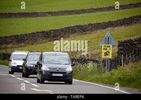 A57 snake pass in Glossop, Derbyshire strada pericolosa cartello di avviso per i motociclisti a morire per Foto Stock