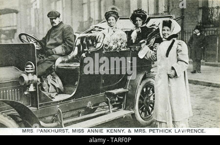 Il PEFA1092, Pankhurst, Kenny e Pethick Lawrence, portando suffragettes Emmeline Pankhurst, Annie Kenney e Emmeline Pethick-Lawrence fotografati insieme in una vettura in circa 1910 Foto Stock