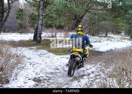 Motociclo fuoristrada in inverno, motociclisti in foresta, la regione di Kaliningrad, Russia, Dicembre 23, 2018 Foto Stock