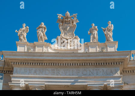 Lo stemma e iscrizioni evocano il Papa Alessandro VII in Vaticano Foto Stock