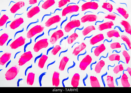 Acquerello sfondo astratto di brevi corse di rosso con un pennello largo e stretto le linee curve della viola. Schizzo, acquerello, vernice, fatti a mano. Foto Stock