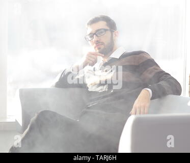 Close up. imprenditore con una sigaretta durante una pausa caffè. Foto Stock