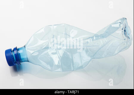 Rifiuti di plastica bottiglia isolato su bianco di sfondo per studio Foto Stock
