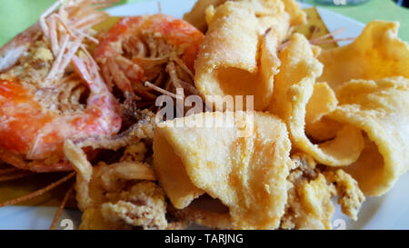 Fritto misto di calamari e gamberi. Cucina italiana Foto Stock