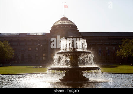 Fontana di fronte al Kurhaus Wiesbaden, la capitale dello stato di Hesse, Germania. Il prato davanti al punto di riferimento storico è noto come il Bowling Foto Stock