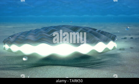 Madre di perle sott'acqua. Chiuso conchiglia di mare underwater auto-luminescente dall'interno. Ostriche e perle della subacquea fondale sabbioso. La luce del sole essere Foto Stock