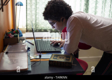 Giovani Ahmed (francese: Le Jeune Ahmed) è un 2019 dramma belga film diretto da Jean-Pierre e Luc Dardenne. È stato scelto di competere per la Palme d'Or al 2019 Cannes Film Festival. A Cannes i fratelli Dardenne ha vinto il premio per la Migliore Regia Questa fotografia è per il solo uso editoriale ed è il copyright del film company e/o il fotografo assegnato dal film o società di produzione e può essere riprodotto solo da pubblicazioni in congiunzione con la promozione del film di cui sopra. Un credito per il film company è richiesto. Il fotografo deve anche essere accreditato quando k Foto Stock