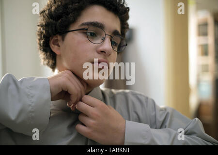 Giovani Ahmed (francese: Le Jeune Ahmed) è un 2019 dramma belga film diretto da Jean-Pierre e Luc Dardenne. È stato scelto di competere per la Palme d'Or al 2019 Cannes Film Festival. A Cannes i fratelli Dardenne ha vinto il premio per la Migliore Regia Questa fotografia è per il solo uso editoriale ed è il copyright del film company e/o il fotografo assegnato dal film o società di produzione e può essere riprodotto solo da pubblicazioni in congiunzione con la promozione del film di cui sopra. Un credito per il film company è richiesto. Il fotografo deve anche essere accreditato quando k Foto Stock