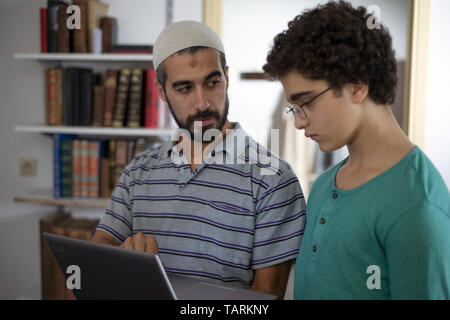 Giovani Ahmed (francese: Le Jeune Ahmed) è un 2019 dramma belga film diretto da Jean-Pierre e Luc Dardenne. È stato scelto di competere per la Palme d'Or al 2019 Cannes Film Festival. A Cannes i fratelli Dardenne ha vinto il premio per la Migliore Regia Questa fotografia è per il solo uso editoriale ed è il copyright del film company e/o il fotografo assegnato dal film o società di produzione e può essere riprodotto solo da pubblicazioni in congiunzione con la promozione del film di cui sopra. Un credito per il film company è richiesto. Il fotografo deve anche essere accreditato quando k Foto Stock