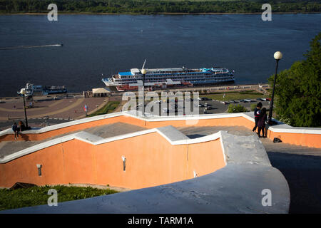 Russia, Nizhny Novgorod - 12 Maggio 2019: vista dall'alto di giorno a scala Chkalov, embankment, fiume Volga e sullo skyline Foto Stock