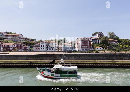 Barca da pesca che entrano in porto di Saint-Jean-de-Luz, Francia Foto Stock