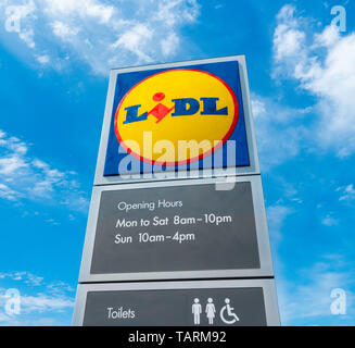 Negozio Lidl UK. Negozio Lidl segno againste blue sky. Foto Stock