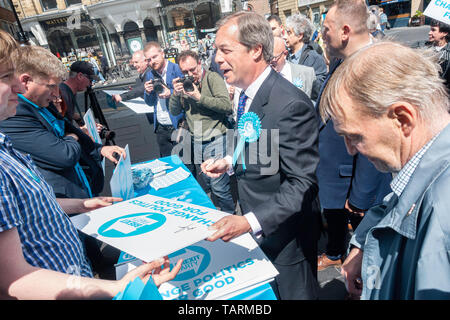 Newcastle upon Tyne, Regno Unito. Il 20 maggio 2019. Regno Unito. Nigel Farage incontro Brexit compagni di partito Foto Stock