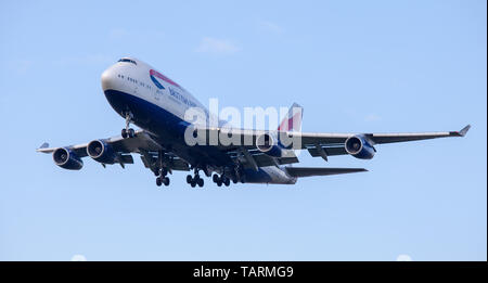 British Airways Boeing 747 jumbo getto G-CIVR sull approccio finale all aeroporto di Heathrow LHR Foto Stock