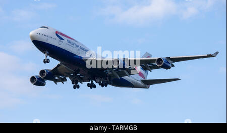 British Airways Boeing 747 jumbo getto G-CIVR sull approccio finale all aeroporto di Heathrow LHR Foto Stock