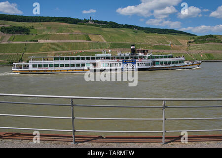 Bingen, Germania - 26 Maggio 2019: il paddle wheeler Goethe del Koeln-Duesseldorfer Rheinschifffahrt vele vicino a Bingen sul fiume Reno. Foto Stock