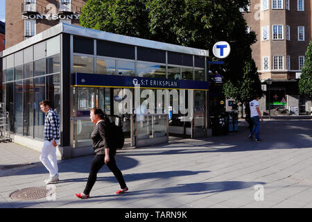 Stoccolma, Svezia - 27 Giugno 2016: la gente fuori dell'entrata alla stazione della metropolitana a Sankt Eriksplan. Foto Stock