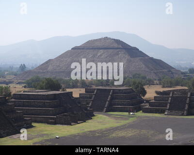 Grande Piramide del sole al Viale dei Morti in Teotihuacan rovine vicino alla capitale città del Messico paesaggi con cielo blu chiaro nel 2018 caldo inverno pieno di sole Foto Stock