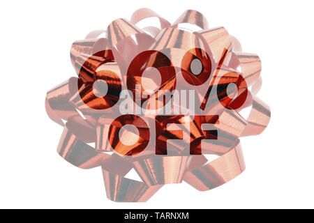 Simbolo per uno sconto di oltre il 60% in forma di testo evidenziato 60% off nella parte anteriore di un rosso nastro regalo Foto Stock