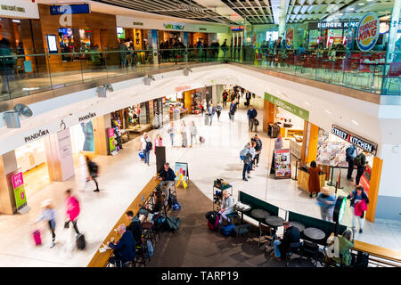 Dublino, Irlanda maggio 2019 Dublin Airport Terminal 1, gente correre per i loro voli, duty free shopping area, vista dall'alto Foto Stock