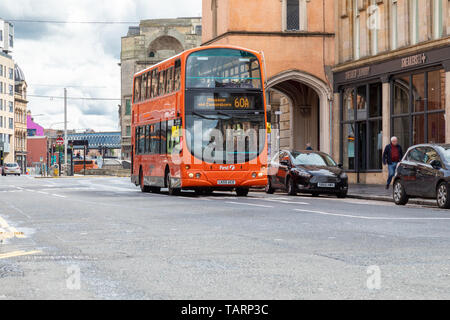 Per celebrare 125 anni di trasporto pubblico in Glasgow Il primo autobus hanno dipinto una Volvo B7TL autobus retrò anni ottanta Stratchclyde Autobus della livrea arancione Foto Stock
