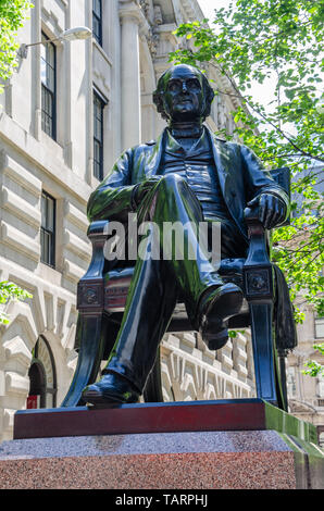 Una statua raffigurante George Peabody seduto in una sedia, fusa in bronzo sulla cima di un plinto di marmo nel Royal Exchange di Londra, Regno Unito Foto Stock