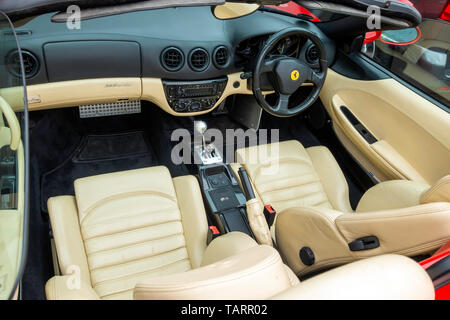 La cabina di guida della Ferrari 360 Spider auto sportiva Foto Stock