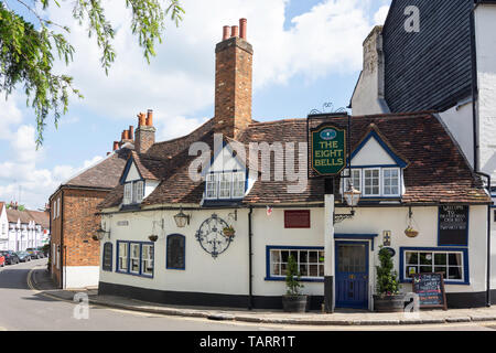 Il XVI secolo le otto campane Pub, Park Street, Old Hatfield, Hatfield, Hertfordshire, England, Regno Unito Foto Stock