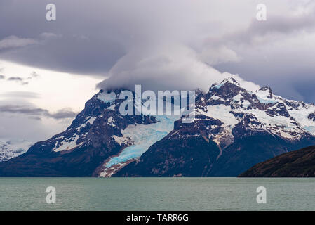 Balmaceda e montagna ghiacciaio Balmaceda all'interno di Bernardo O'Higgins parco nazionale con l'ultima speranza di suono o fiordo, Puerto Natales, Patagonia, Cile. Foto Stock