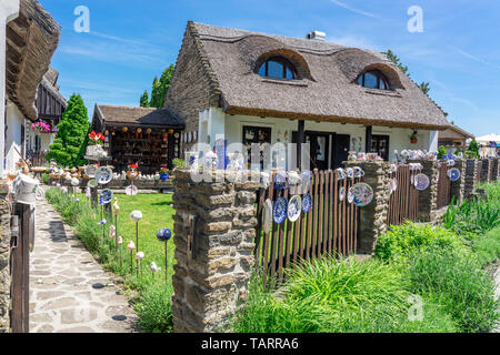 Folkloristico di vecchie case di Tihany,sulla riva settentrionale del Lago Balaton.tutta la penisola è un quartiere storico di ceramiche decorate casa. Foto Stock