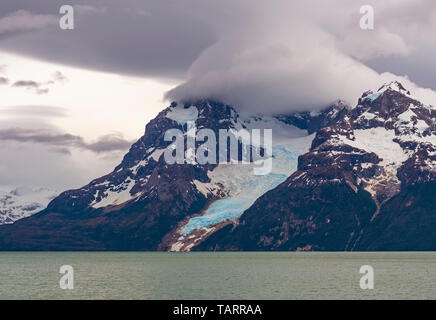 Balmaceda e montagna ghiacciaio Balmaceda all'interno di Bernardo O'Higgins parco nazionale con l'ultima speranza di suono o fiordo, Puerto Natales, Patagonia, Cile. Foto Stock