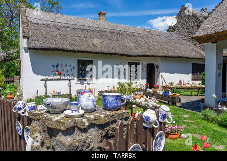 Folkloristico di vecchie case di Tihany,sulla riva settentrionale del Lago Balaton.tutta la penisola è un quartiere storico di ceramiche decorate casa. Foto Stock