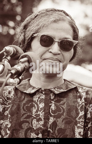 Rosa Parks, noto per la sua presa di posizione contro il bus razziale la segregazione in Montgomery, Alabama, parlando vicino al Monumento di Washington alla povera gente di marzo su Washington a Washington D.C. il 19 giugno 1968. Foto Stock