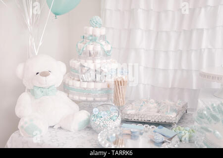 Decorazione per un baby shower party. Carino torta di pannolino per un bambino, doccia partito. Il suo ragazzo. Foto Stock