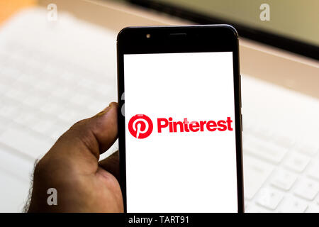 In questa foto illustrazione il logo Pinterest è visto visualizzata su uno smartphone. Foto Stock