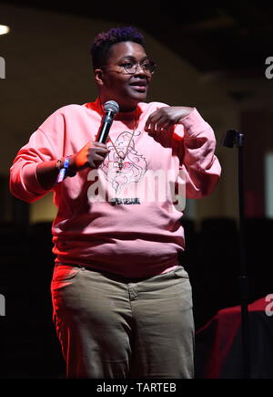 Il comico Sam Jay è mostrato esibirsi sul palco durante un 'live' stand up concerto aspetto. Foto Stock