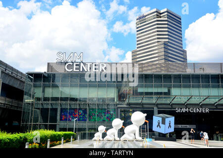 BANGKOK, Tailandia - 2 Aprile 2019: la gente a piedi nella parte anteriore del Siam Center Shopping Mall. È popolare fashion shopping mall di Bangkok Foto Stock