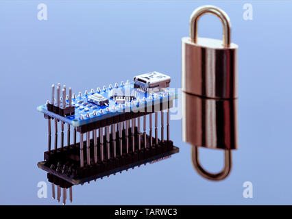Il blocco vicino al chip di computer è la crittografia dei dati, il concetto di tecnologia di codifica di informazioni operative e la protezione dei dati personali. Foto Stock