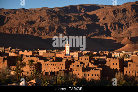 Vecchio Oasis Village vicino a Tinghir al tramonto. Il Marocco Foto Stock